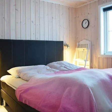 Three-bedroom Holiday In Holiday home Leknes